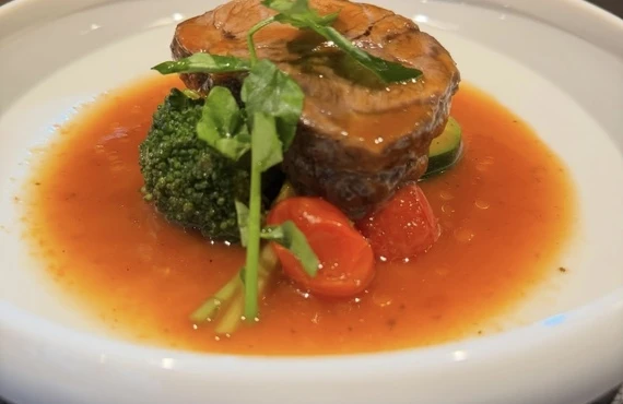 心温まる味わい、常陸牛すね肉のトマト煮込みで贅沢なひとときを！