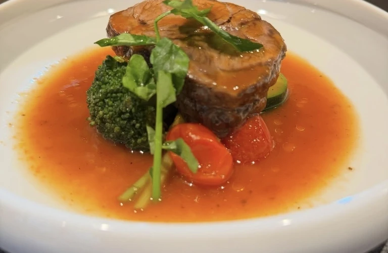 心温まる味わい、常陸牛すね肉のトマト煮込みで贅沢なひとときを！