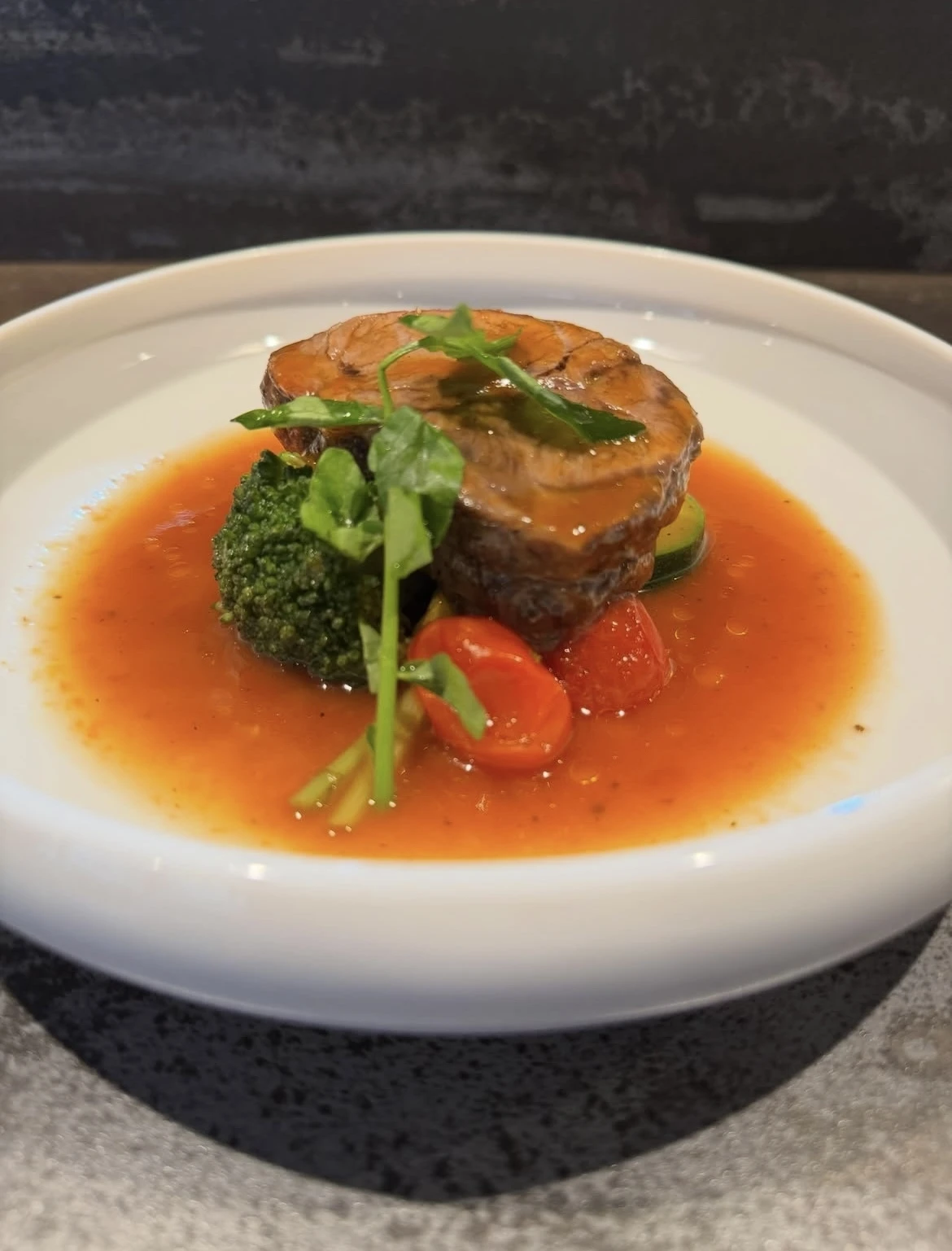 心温まる味わい、常陸牛すね肉のトマト煮込みで贅沢なひとときを！
